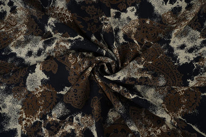 Image de tissu 100 % viscose - motif brun et noir 135 g/m² – disponible chez Šarlotes audumi