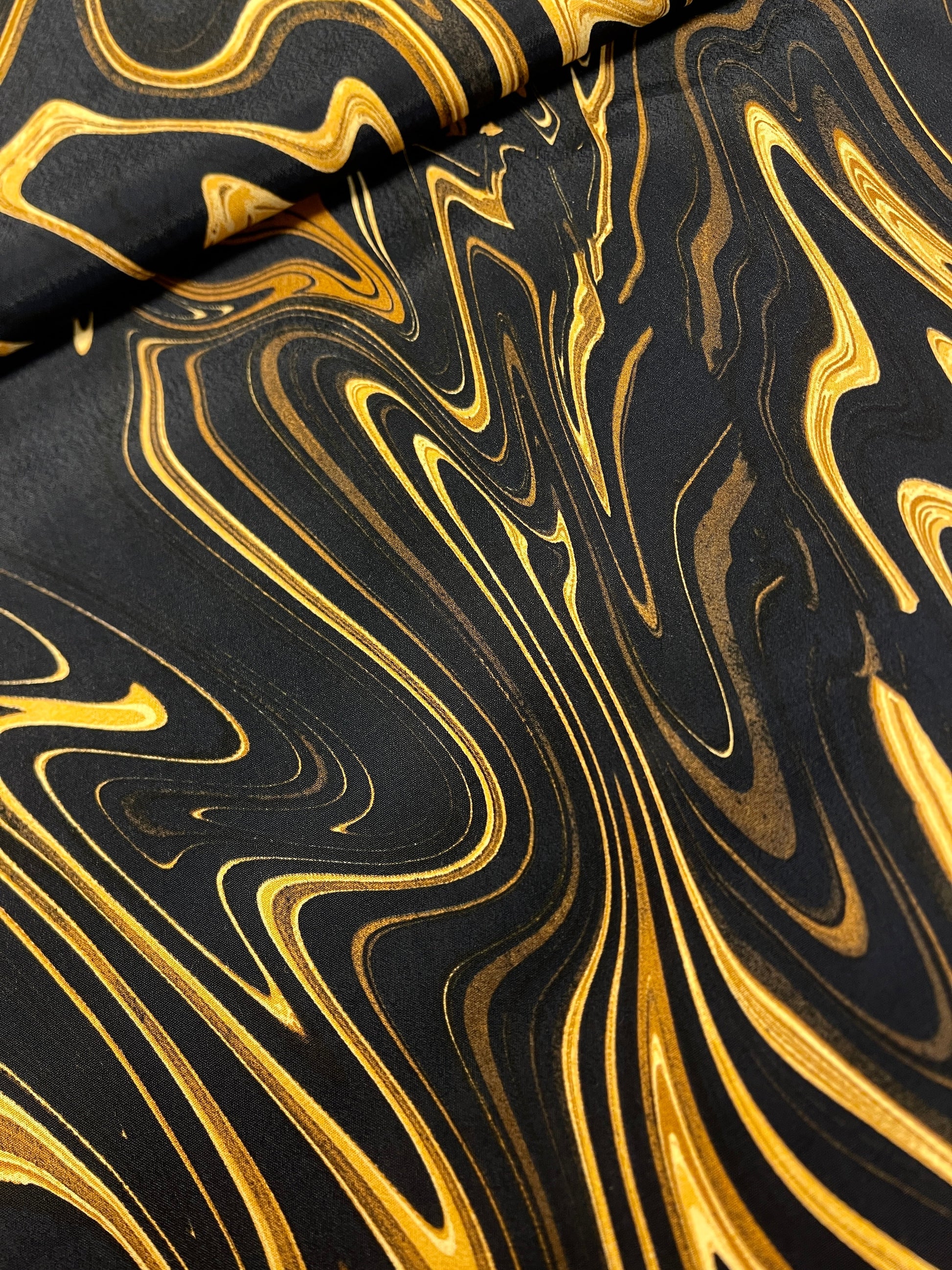 Attēls ar 100% Viskozes audums - brūns zeltains raksts 110 g/m² – pieejams Šarlotes audumi