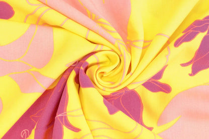 Tissu 100 % viscose - fleurs jaunes et roses 105 g/m²