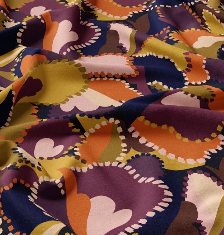 Image avec tissu 100 % viscose - kaki, abstractions orange et lilas 125 g/m² – disponible chez Šarlotes audumi