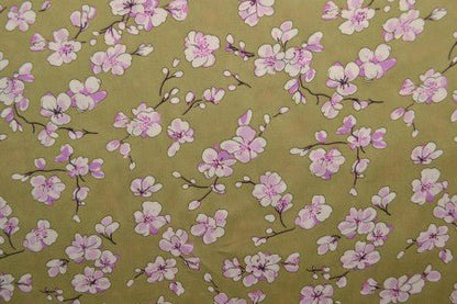Attache avec tissu 100 % viscose - fleurs de cerisier sur fond vert pistache 100 g/m² – disponible chez Charlotte's fabrics