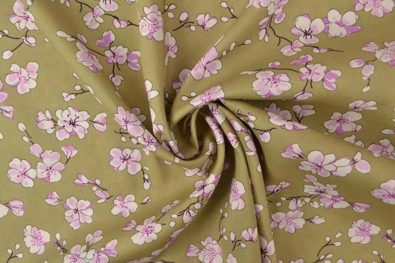 Image en tissu 100 % viscose, fleurs de cerisier sur fond vert pistache, 100 g/m² – disponible chez Šarlotes audumi