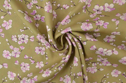 Image en tissu 100 % viscose, fleurs de cerisier sur fond vert pistache, 100 g/m² – disponible chez Šarlotes audumi
