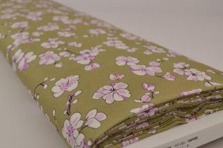Image avec tissu 100 % viscose, fleurs de cerisier sur fond vert pistache, 100 g/m² – disponible chez Šarlotes audumi