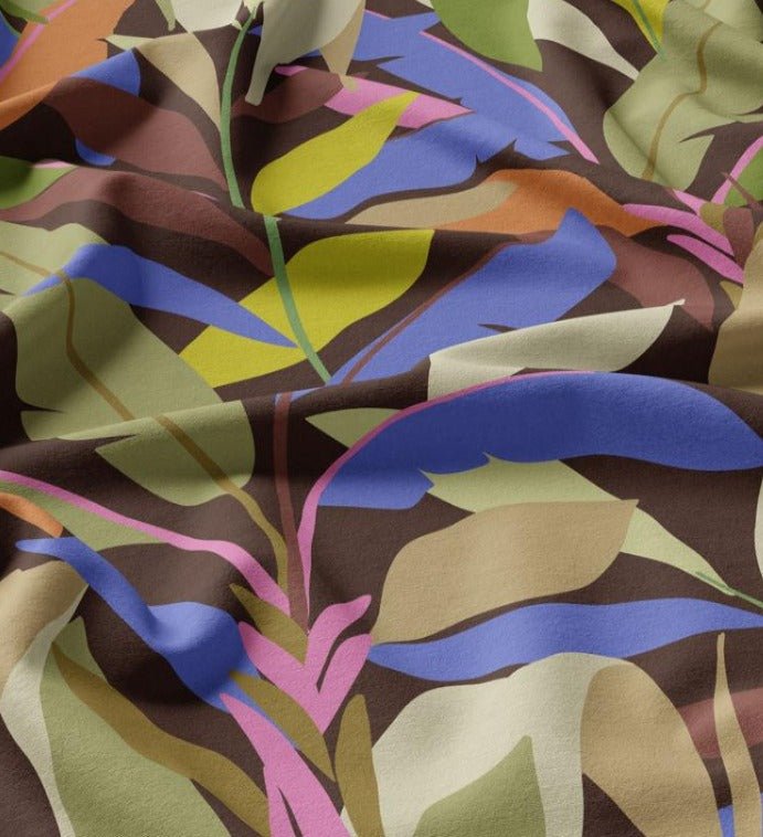 Attēls ar 100% Viskozes audums - košās tropu lapas 125 g/m² – pieejams Šarlotes audumi
