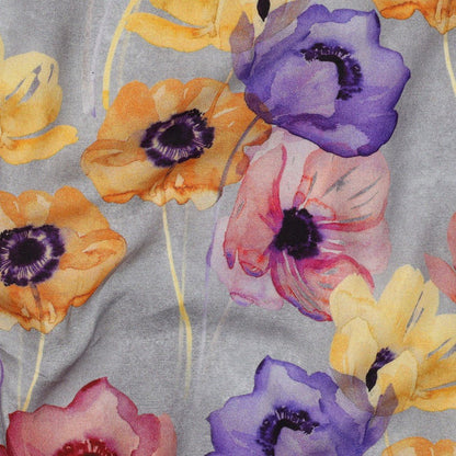 Image avec tissu 100 % viscose - coquelicots colorés sur fond gris 135 g/m² – disponible chez Šarlotes audumi