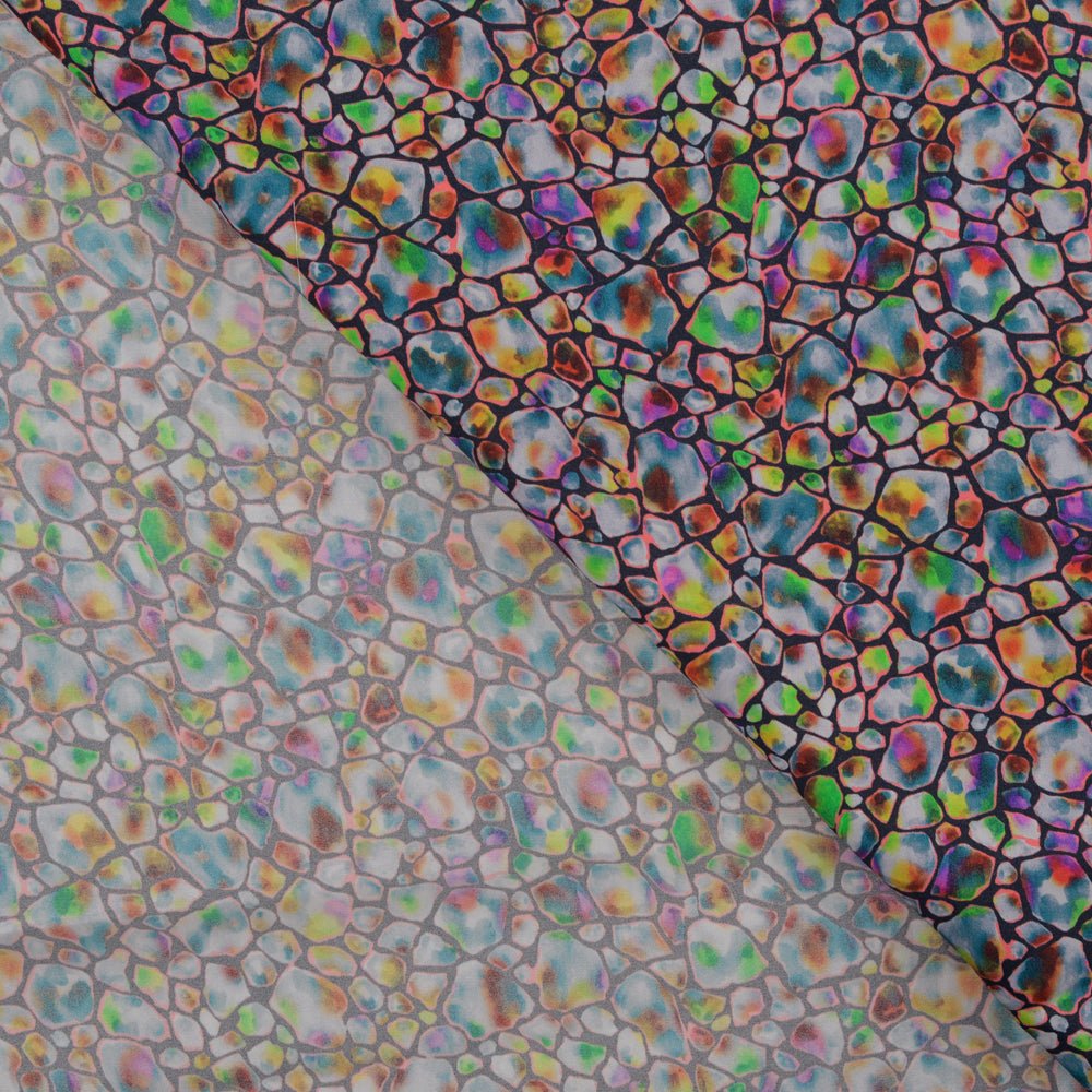 Image du tissu 100 % viscose mosaïque de cristaux – disponible en ligne chez Šarlotes audumi