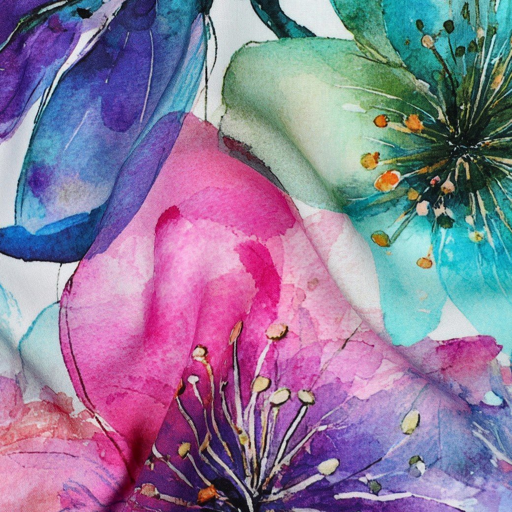 100 % Viskosegewebe LENZING™ ECOVERO™ – violette und türkisblaue Blumen – online erhältlich bei Charlottes Stoffe