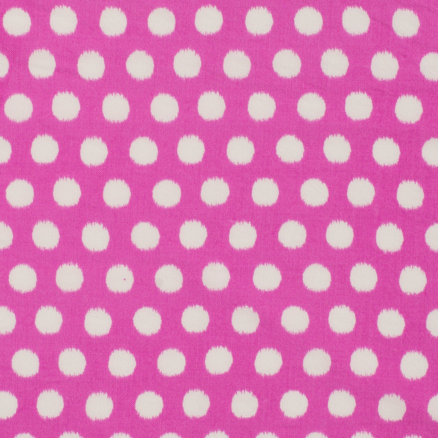 Image d’un tissu 100 % viscose à pois sur fond rose – disponible en ligne chez Šarlotes audumi
