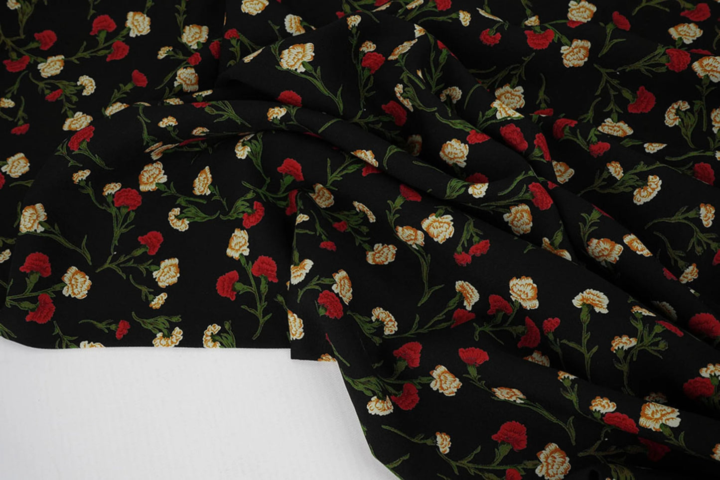 alt
Image of 100% viscose fabric - delicate small red flowers 115 g/m² – available at Šarlotes audumi