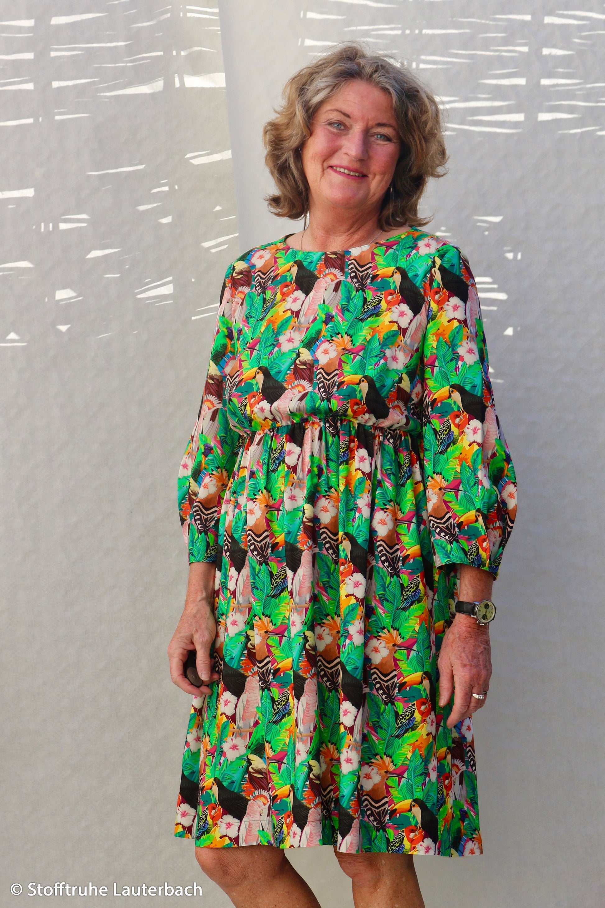 Image avec tissu 100 % viscose - carnaval tropical 125 g/m² – disponible chez Šarlotes audumi