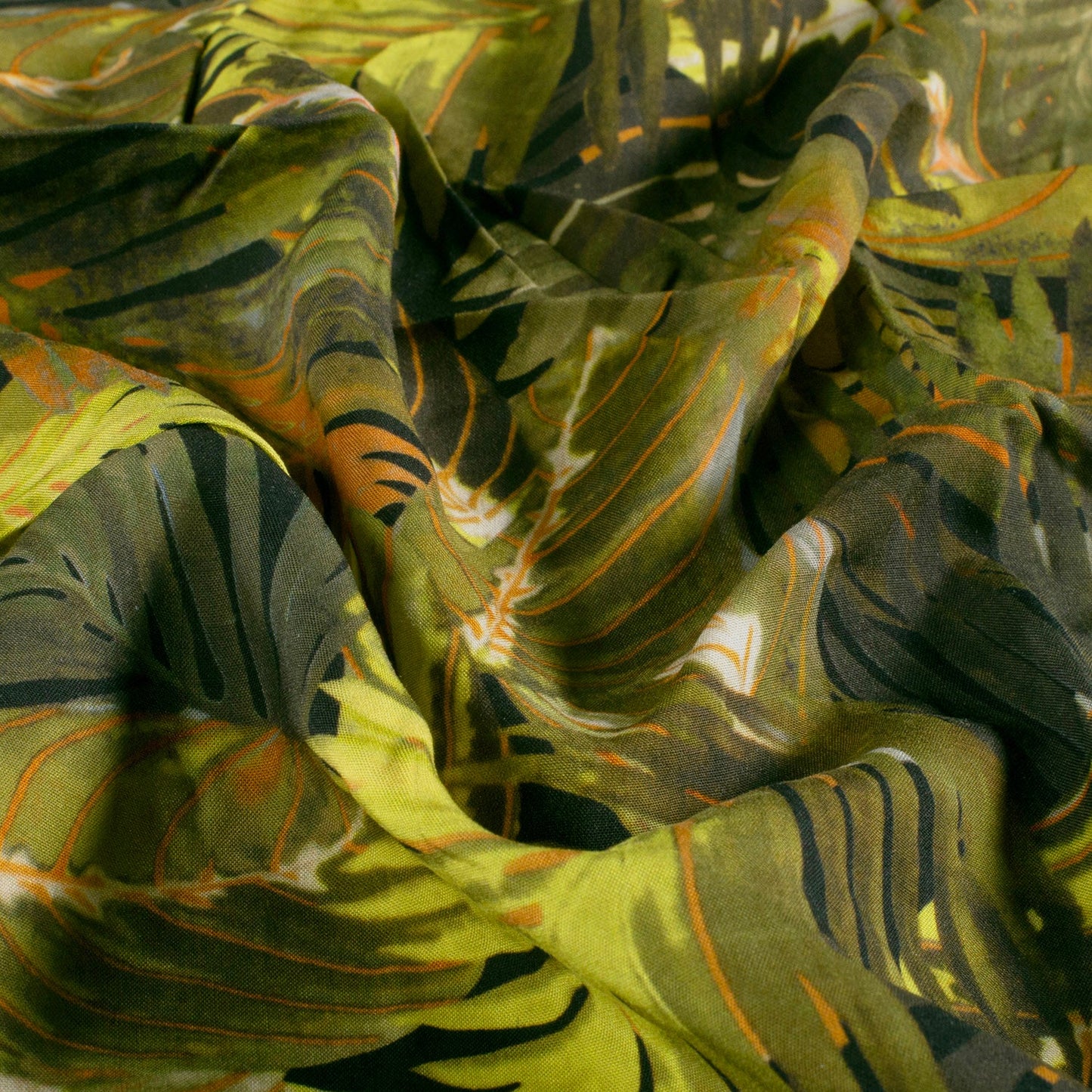Attēls ar 100% Viskozes audums - zaļas tropu lapas 125 g/m² – pieejams Šarlotes audumi