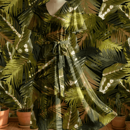 Image d’un tissu 100 % viscose - feuilles tropicales vertes 125 g/m² – disponible chez Šarlotes audumi