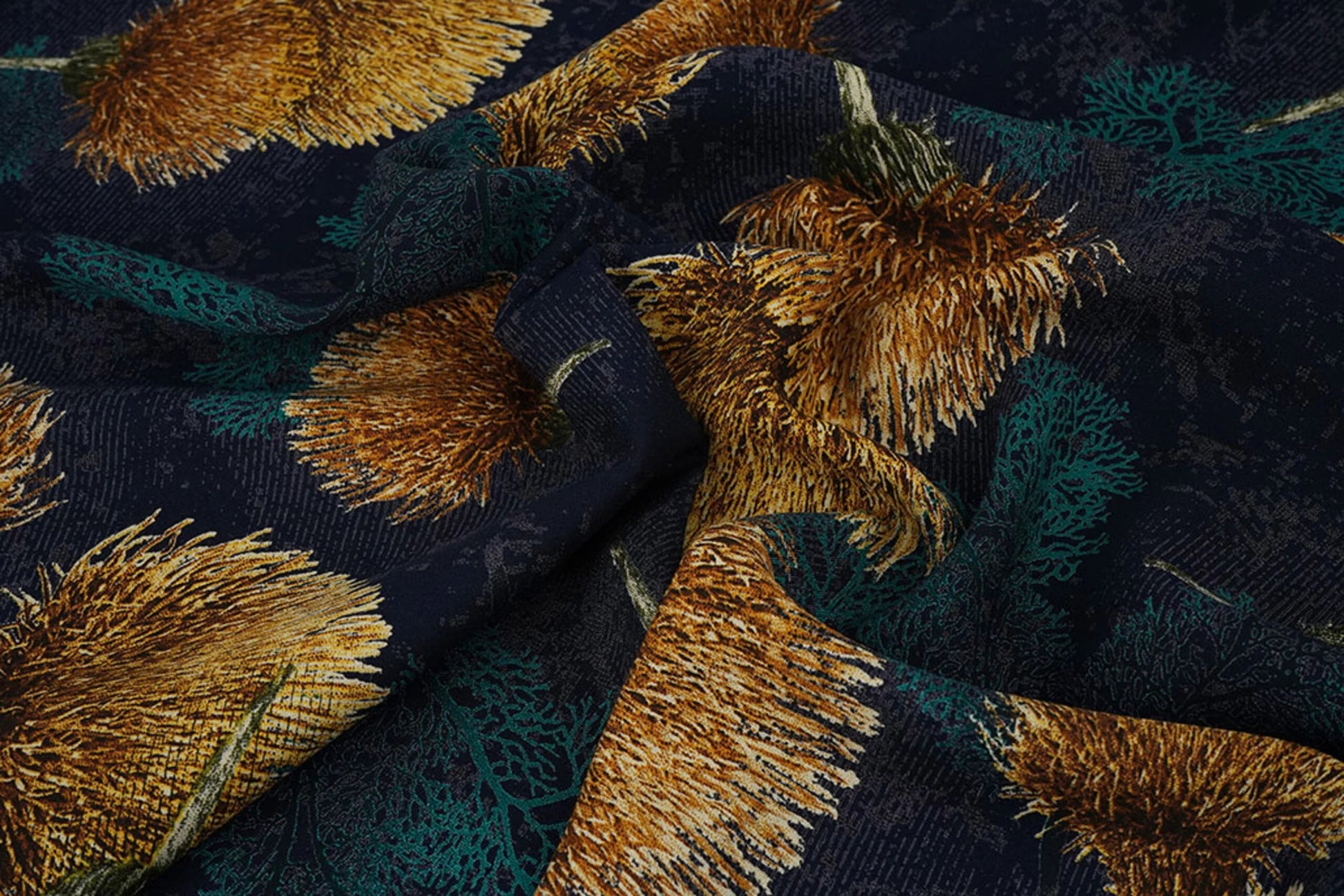 Attēls ar 100% Viskozes audums - zelta pienenes uz tumši zila fona 115 g/m² – pieejams Šarlotes audumi