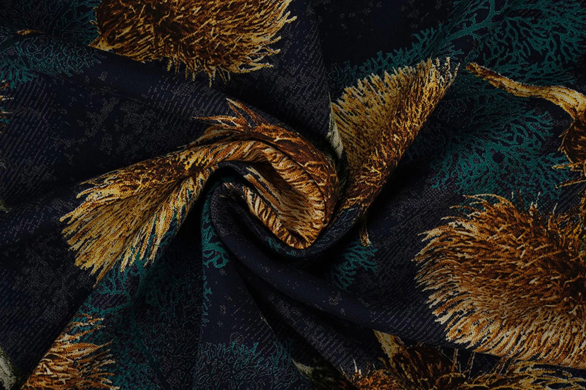 Attēls ar 100% Viskozes audums - zelta pienenes uz tumši zila fona 115 g/m² – pieejams Šarlotes audumi