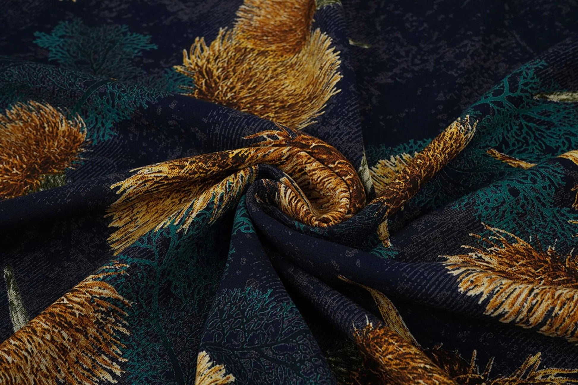 Attēls ar 100% Viskozes audums - zelta pienenes uz tumši zila fona 115 g/m² – pieejams Šarlotes audumi