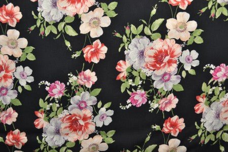 Bild mit 100 % Viskosestoff – Blumen auf Schwarz, 100 g/m² – erhältlich bei Šarlotes audumi