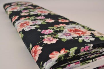 Bild mit 100% Viskosestoff mit Blumen auf Schwarz, 100 g/m² – erhältlich bei Šarlotes audumi