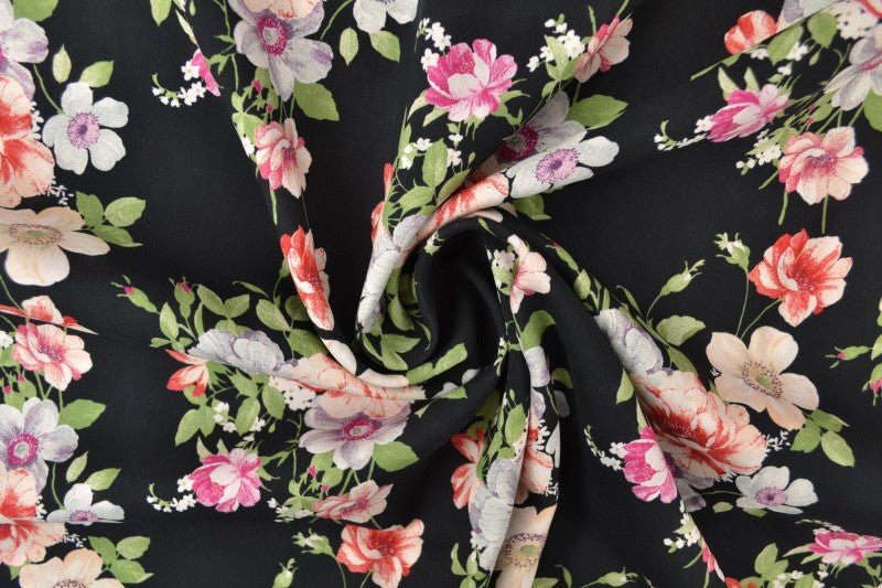 Bild mit 100 % Viskose, Blumen auf Schwarz, 100 g/m² – erhältlich bei Šarlotes audumi