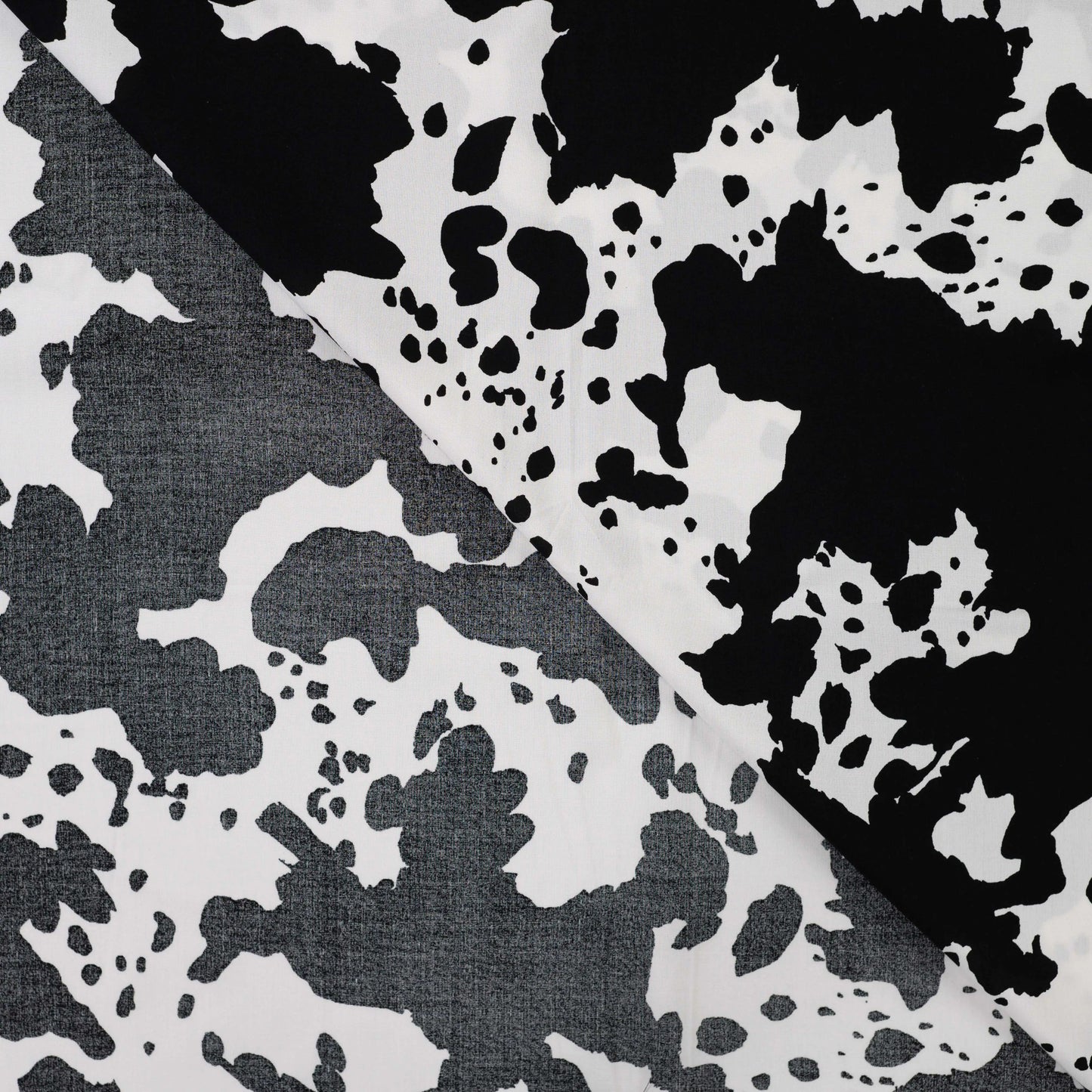 Image de satin 100 % viscose à motif dalmatien 105 g/m² – disponible chez Šarlotes audumi