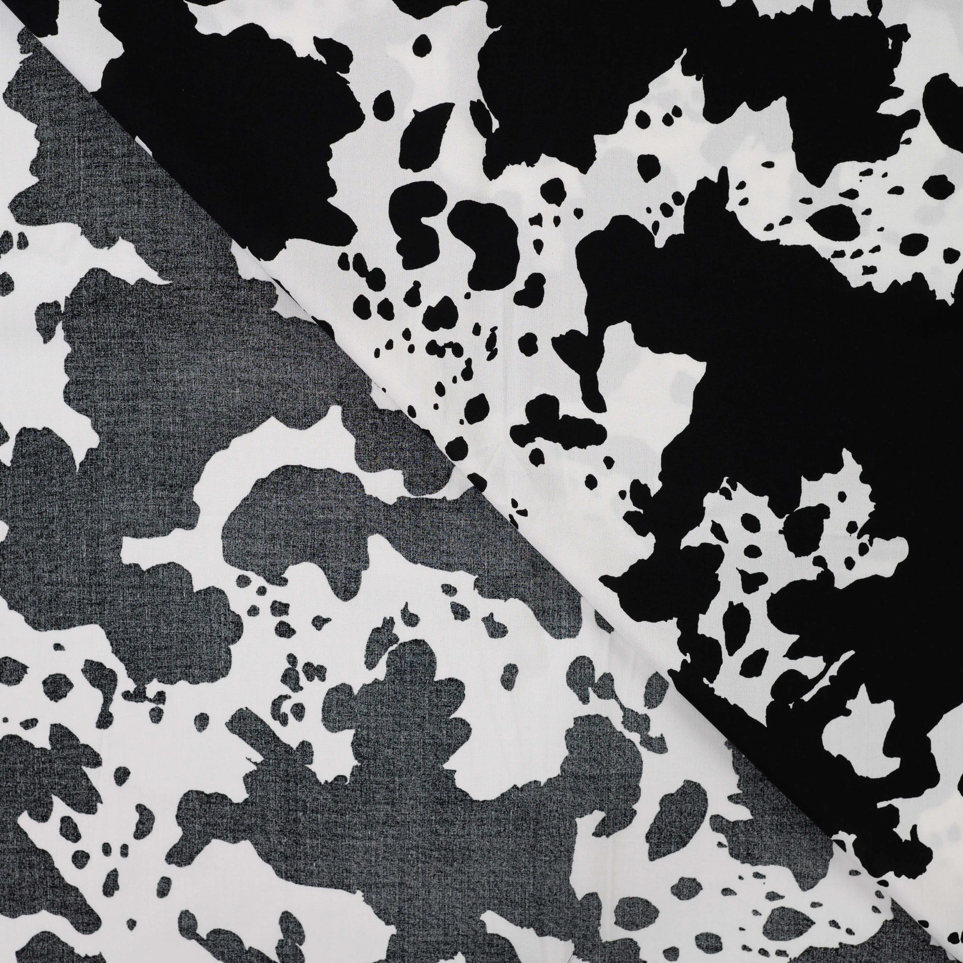 Image de satin 100 % viscose à motif dalmatien 105 g/m² – disponible chez Šarlotes audumi