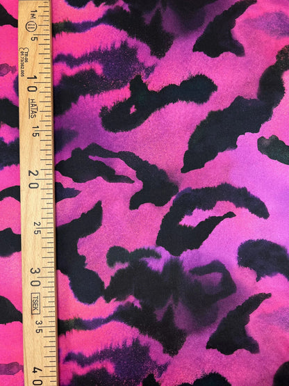 100 % satin de soie - motif animal sur fond fuchsia 80 g/m²