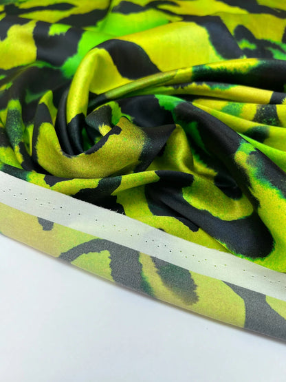 100 % satin de soie - motif sur fond vert 80 g/m²