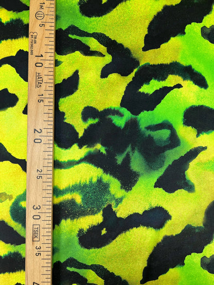 Satin de soie 100 % - motif sur fond vert 80 g/m²