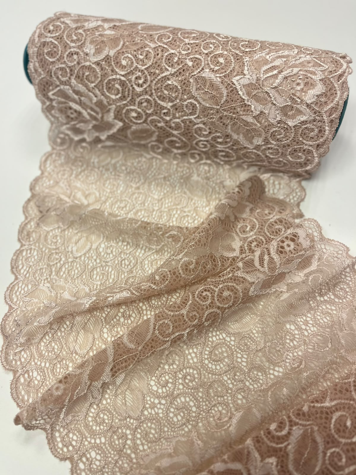 Elastīga ziedu mežģīne 21 cm-nude