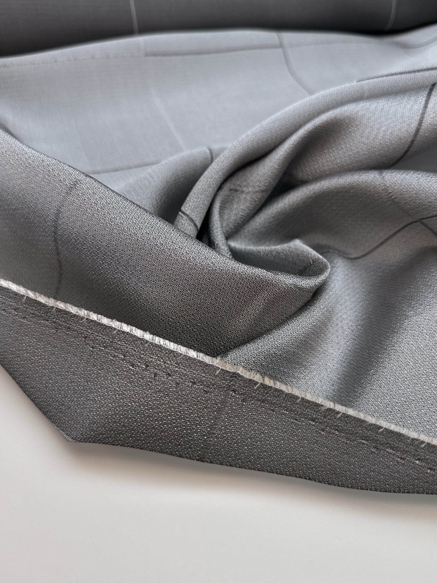 Tissu italien en viscose et soie à carreaux gris – 120 g/m²