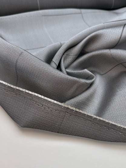 Tissu italien en viscose et soie à carreaux gris – 120 g/m²