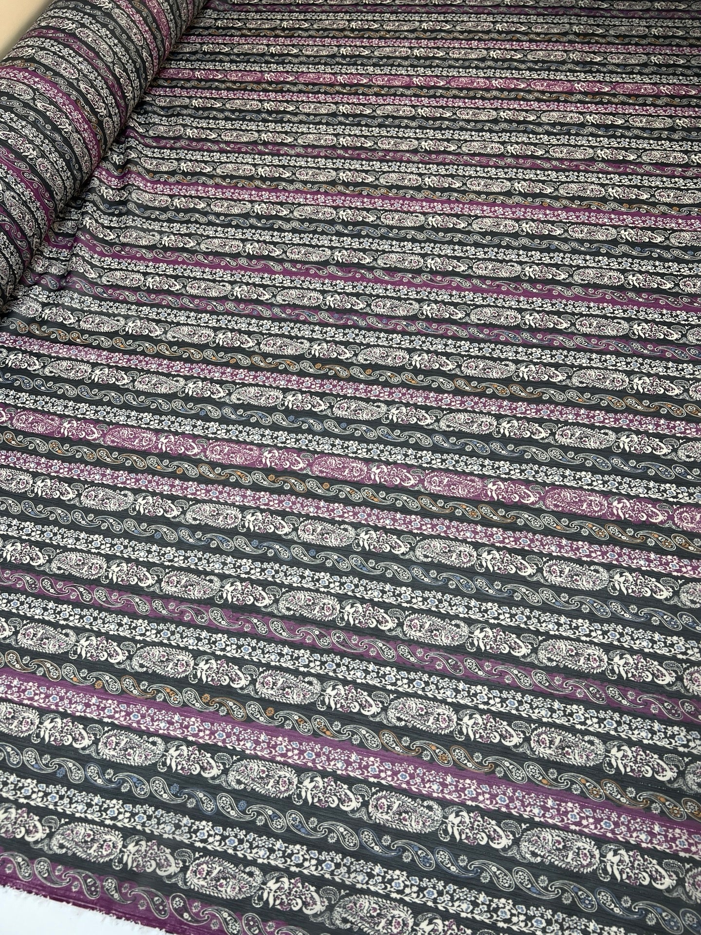Itālijas šifona audums ar melni violetu paisley rakstu un lureksa pavedienu
