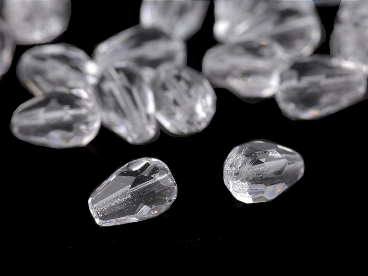 Slīpētas stikla pērlītes piliena formā 7 × 10 mm