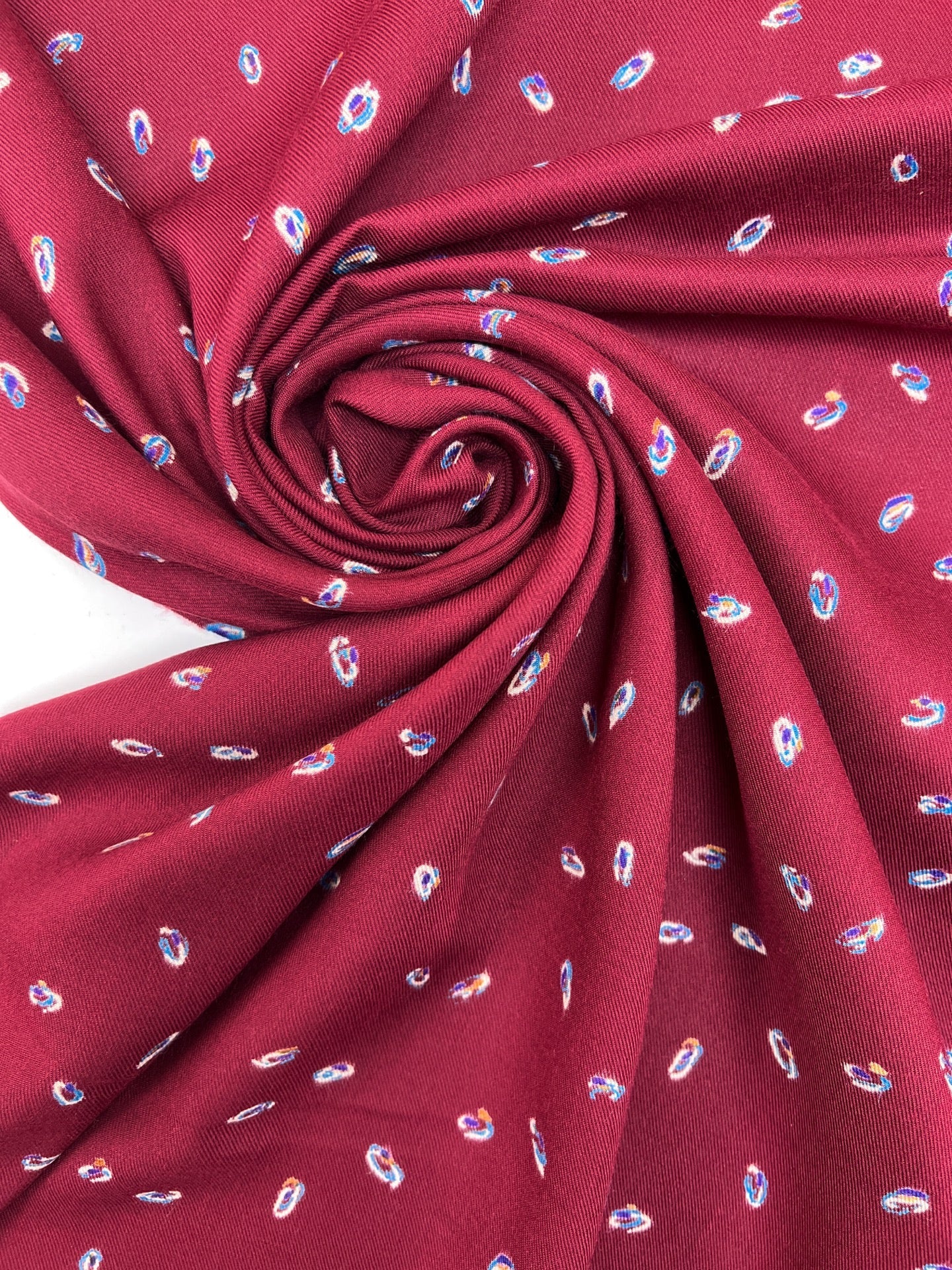 Tissu sergé italien couleur bordeaux à motif fin 125 g/m²