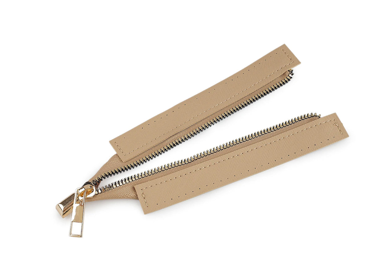 Taschenreißverschluss mit Kunstlederblende – beige