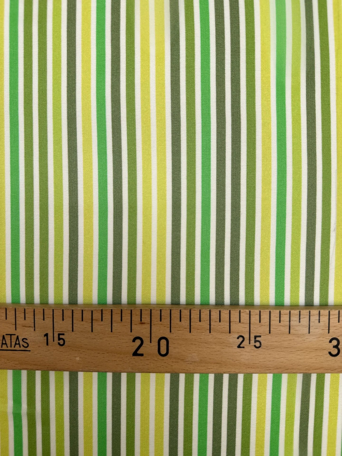 Tissu crêpe 100 % soie d’Italie - rayures vertes 55 g/m²