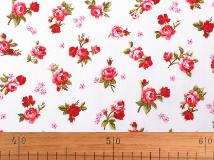 Tissu 100 % coton à petites roses rouges 125 g/m²