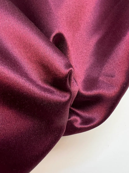 Italienischer Satin aus Seide und Baumwolle in dunklem Purpurton – 195 g/m²