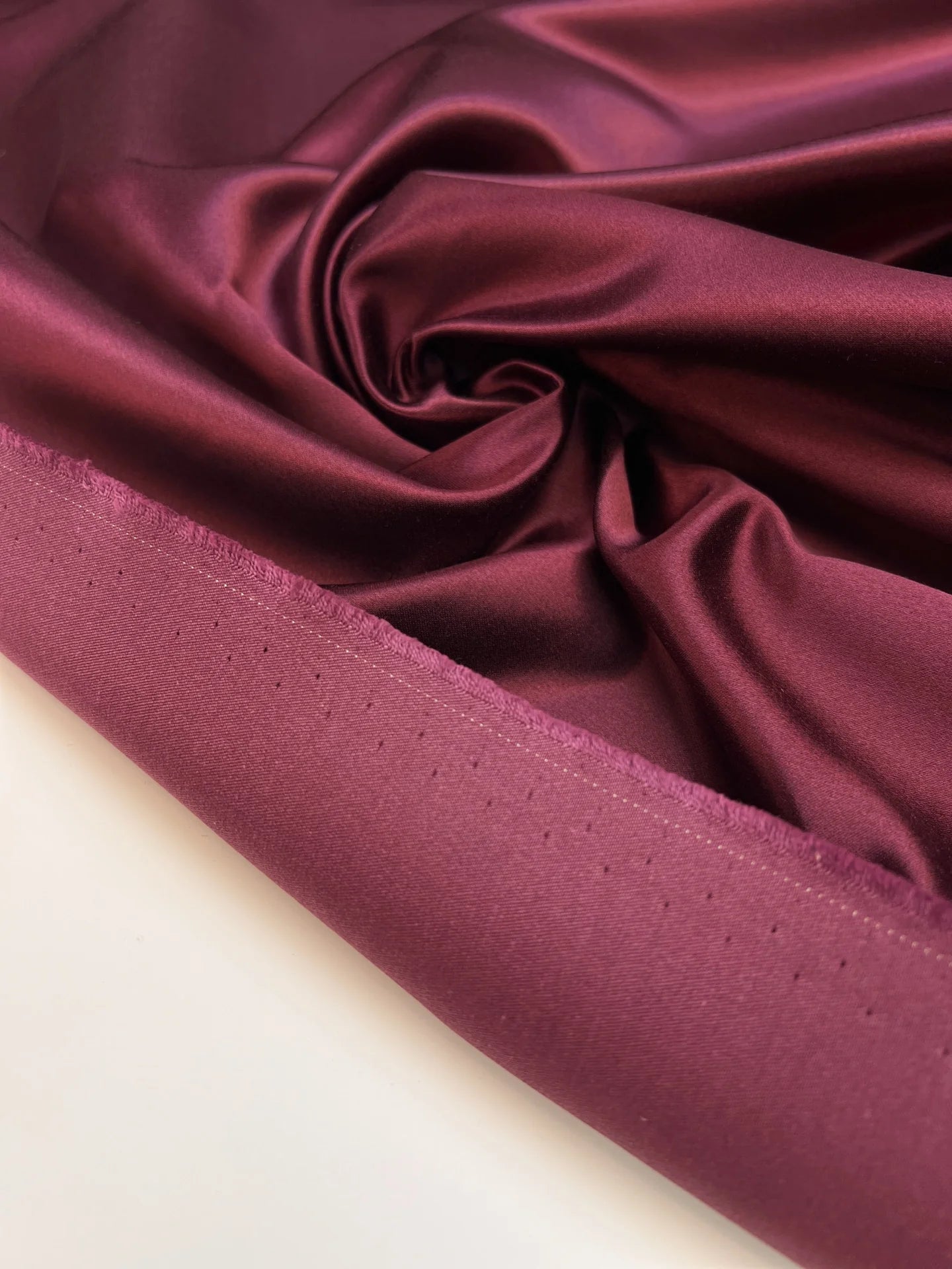 Italienischer Satin aus Seide und Baumwolle in dunklem Purpurton – 195 g/m²