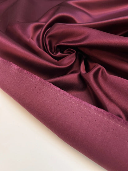 Italienischer Satin aus Seide und Baumwolle in dunklem Purpurton – 195 g/m²