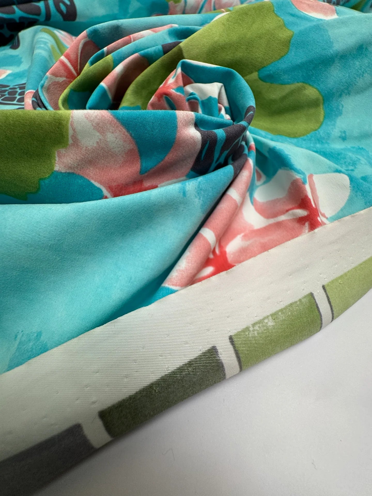 Tissu français à motif floral tropical dans des tons bleu-vert – 160 g/m²