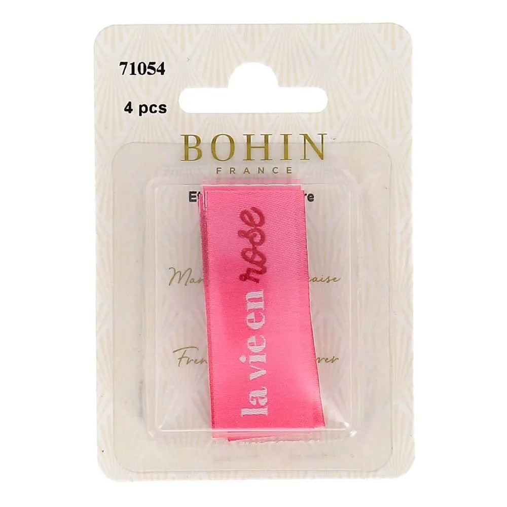 Bohin iešujamas apģērbu etiķetes “La vie en rose” skatīties uz dzīvi caur rozā brillēm– 2 × 5 cm, 4 gab.