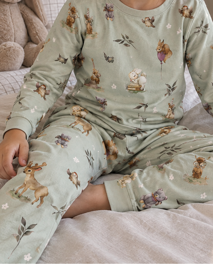 100% Baumwollflanell mit Blumen auf grüngrauem Hintergrund