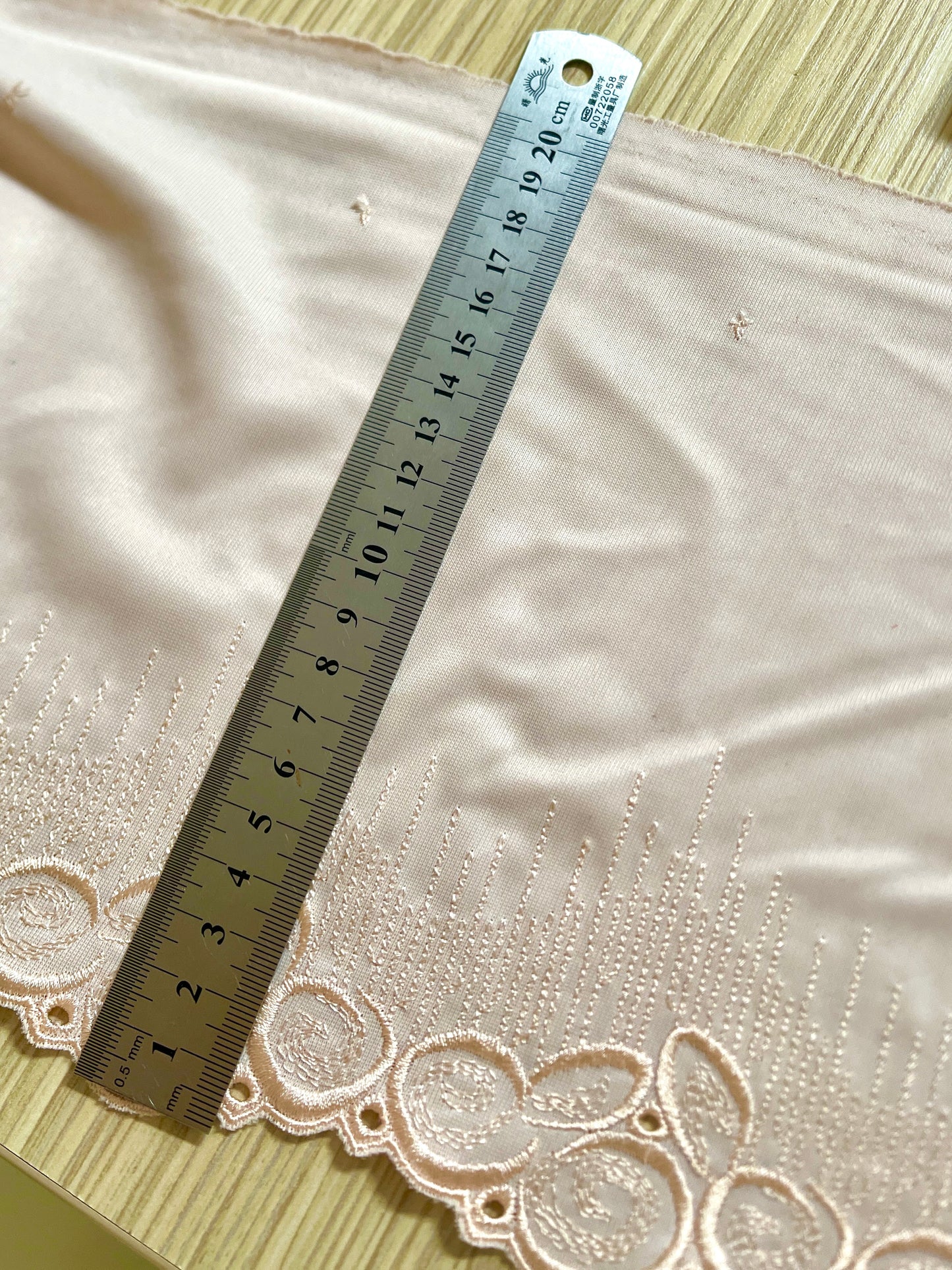 Izšūta mežģīne 20 cm-gaiši bēšs