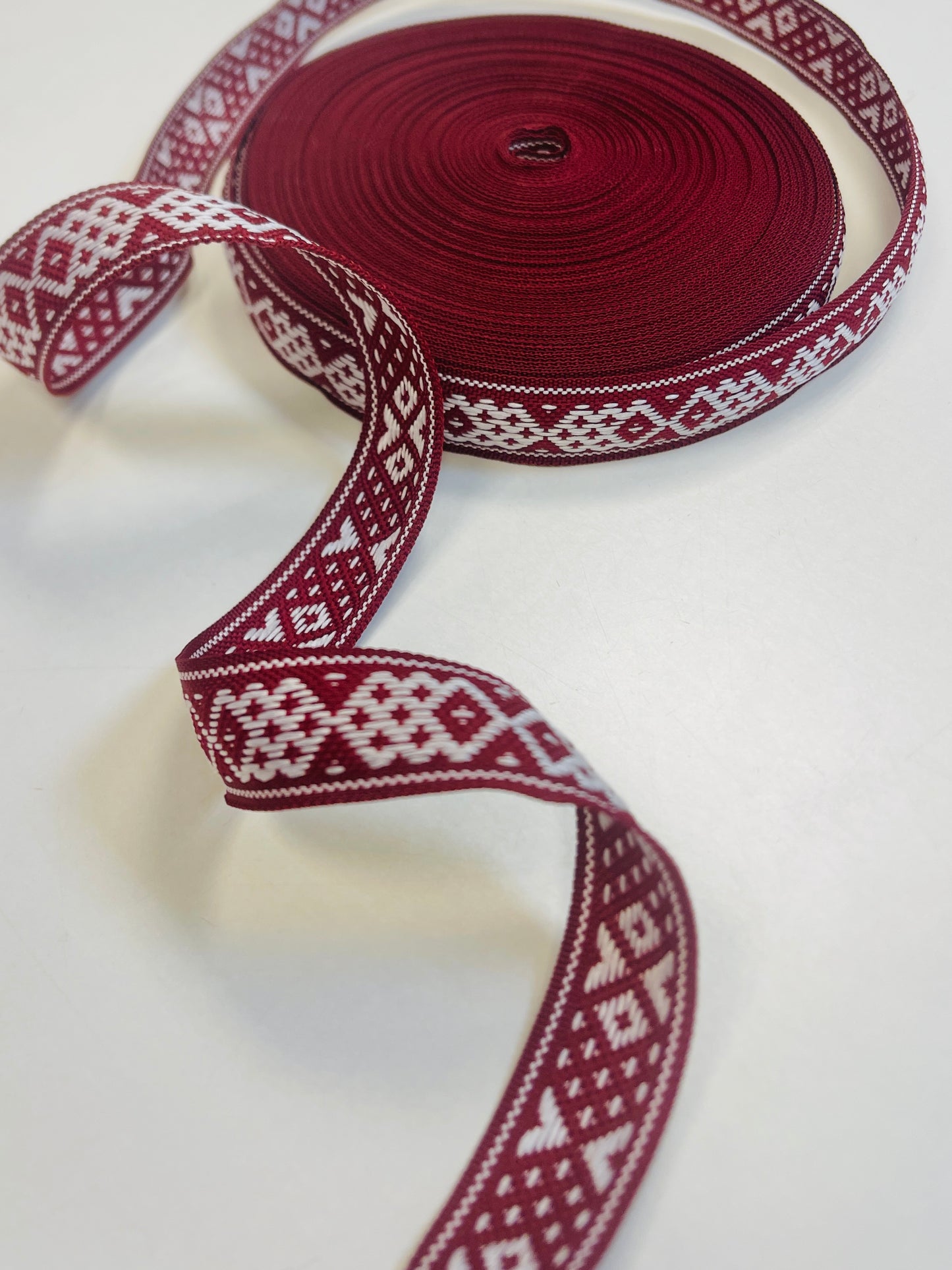 Tautiskā lente, josta 20mm-bordo ar baltu