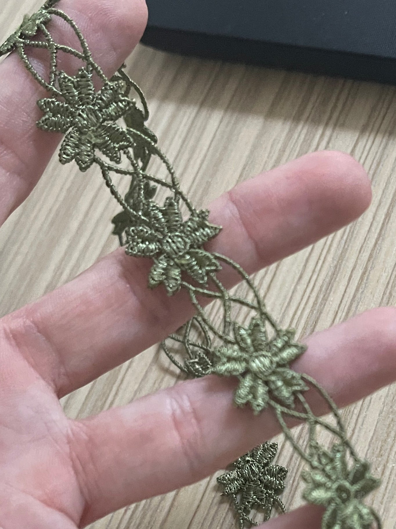 Izšūta mežģīnes lenta 1.2 cm-zaļas lapiņas