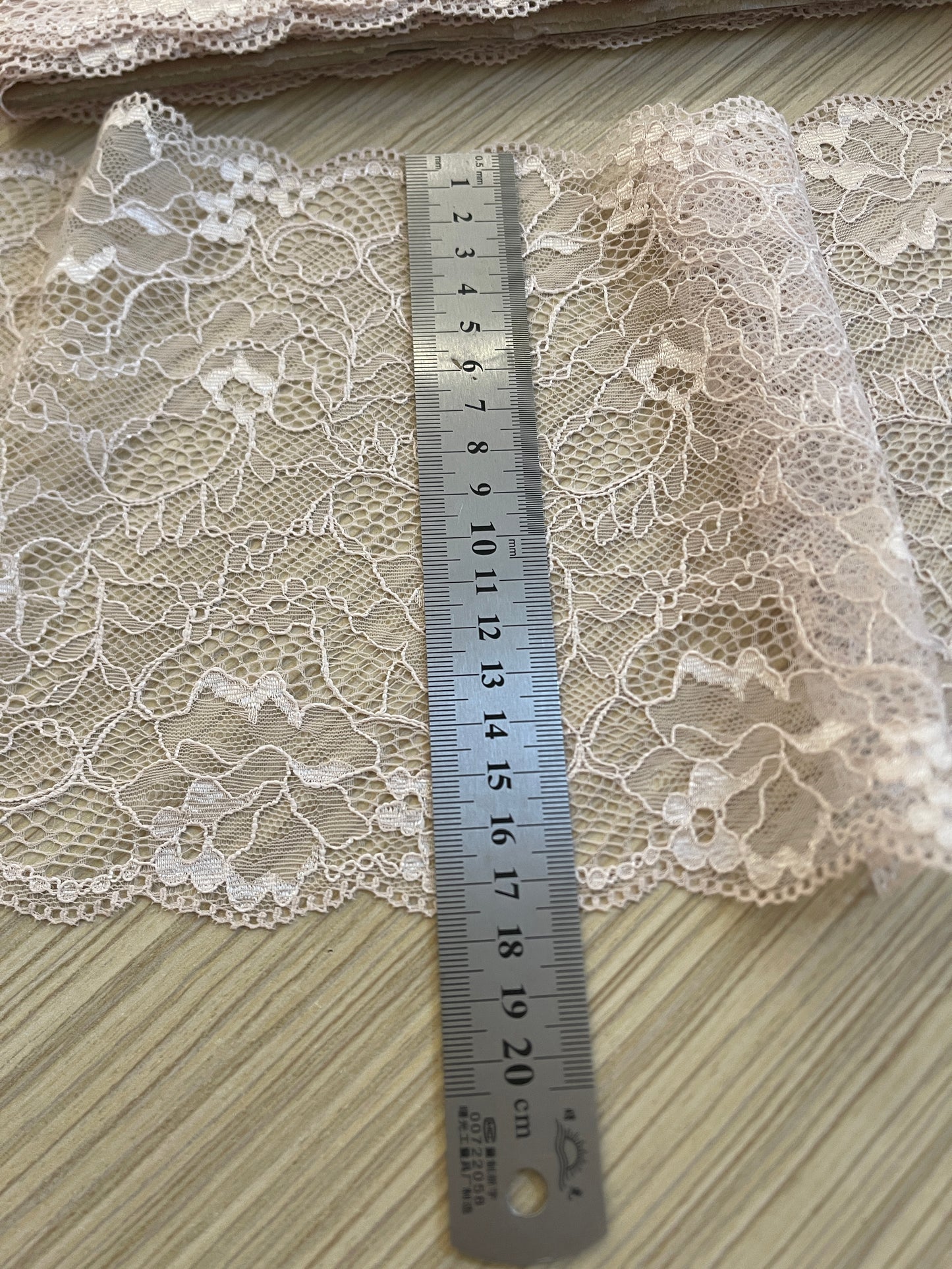 Mežģīne 18 cm-pūderis