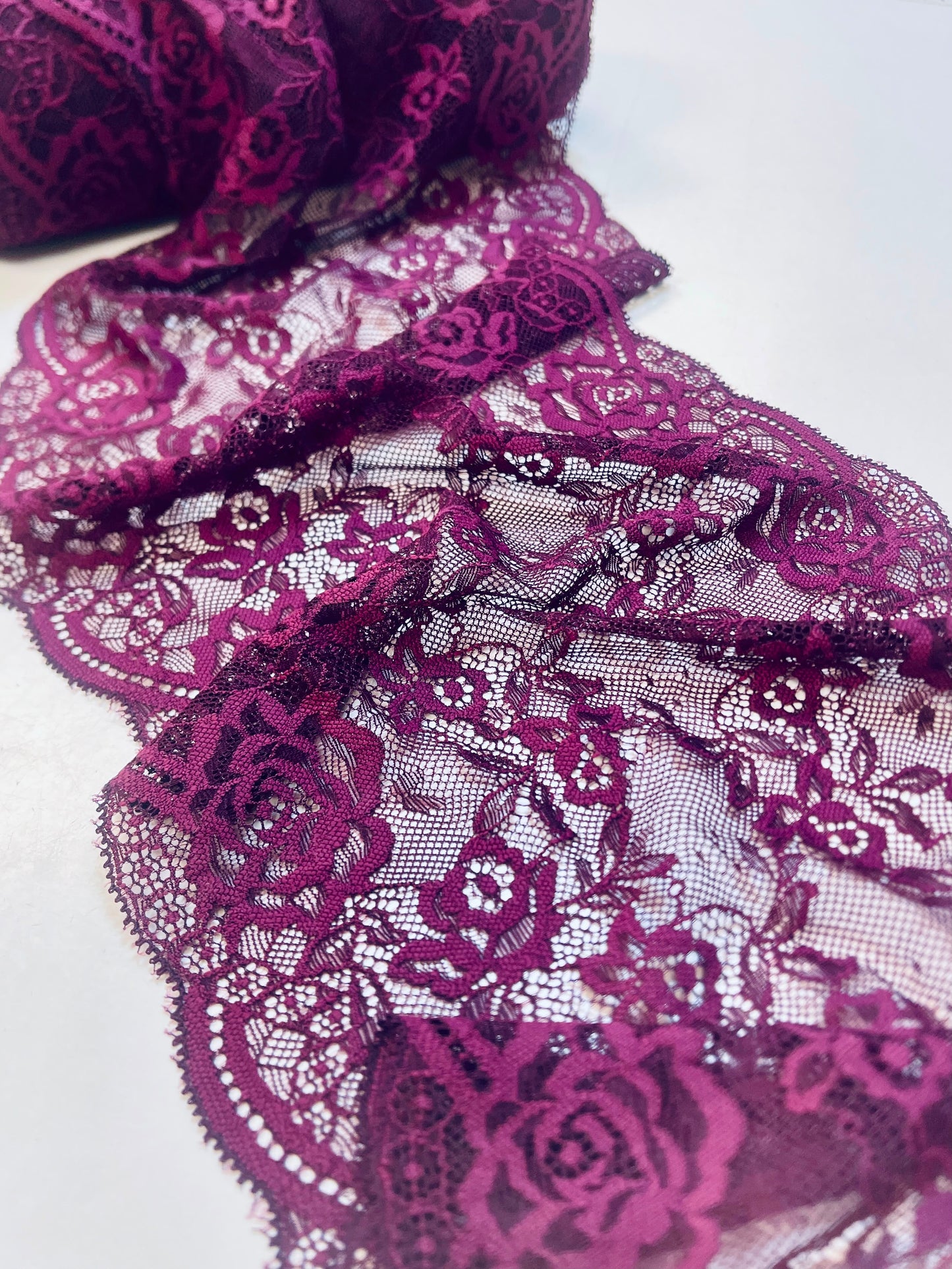 Elastīgā mežģīne 24 cm-violetā plūme