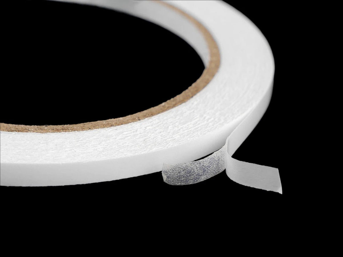 Abgebildet: doppelseitiges Klebeband für Stoff StyleLock – 5 mm – online erhältlich bei Šarlotes audumi