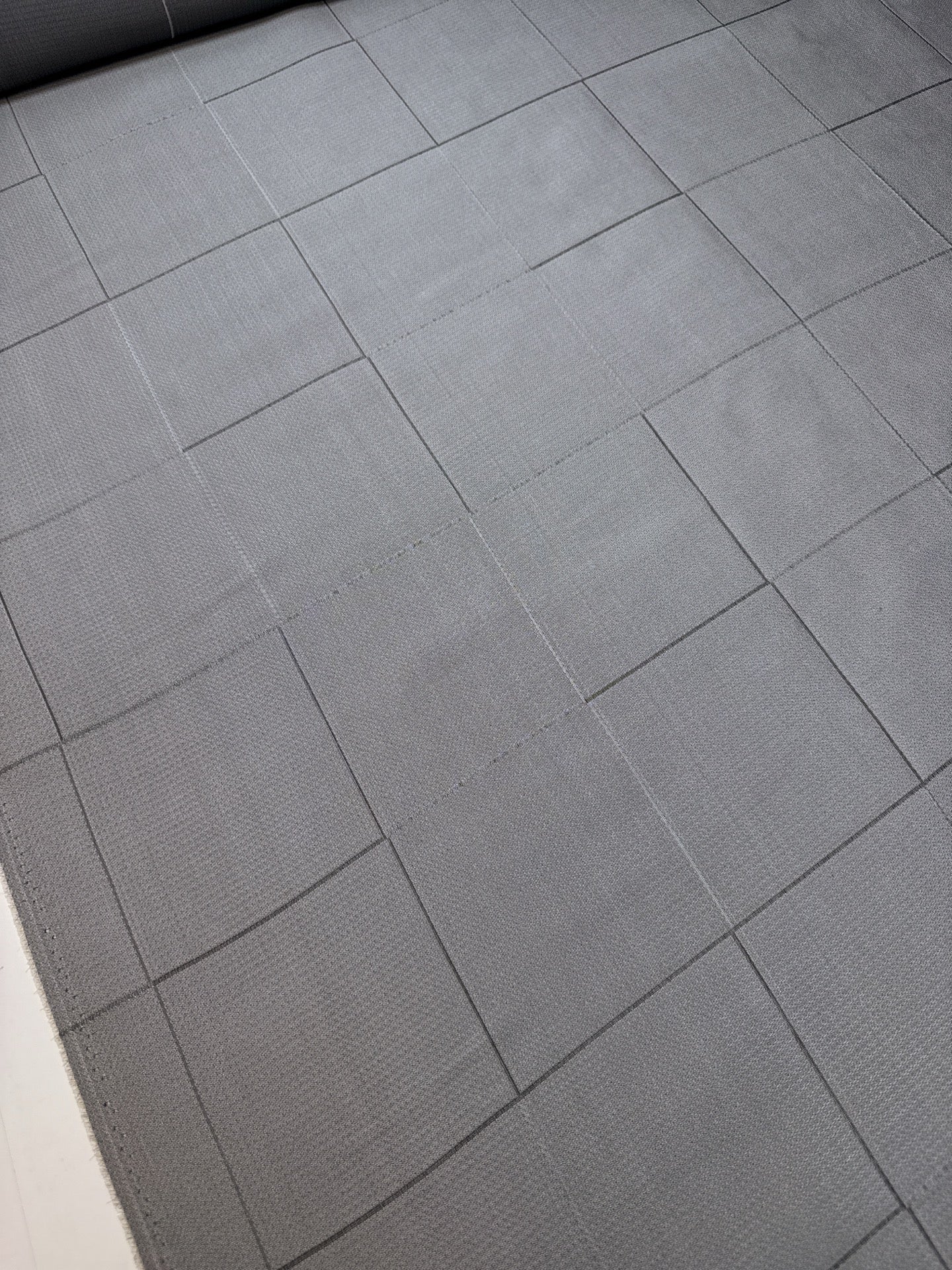 Tissu italien en viscose et soie à carreaux gris – 120 g/m²